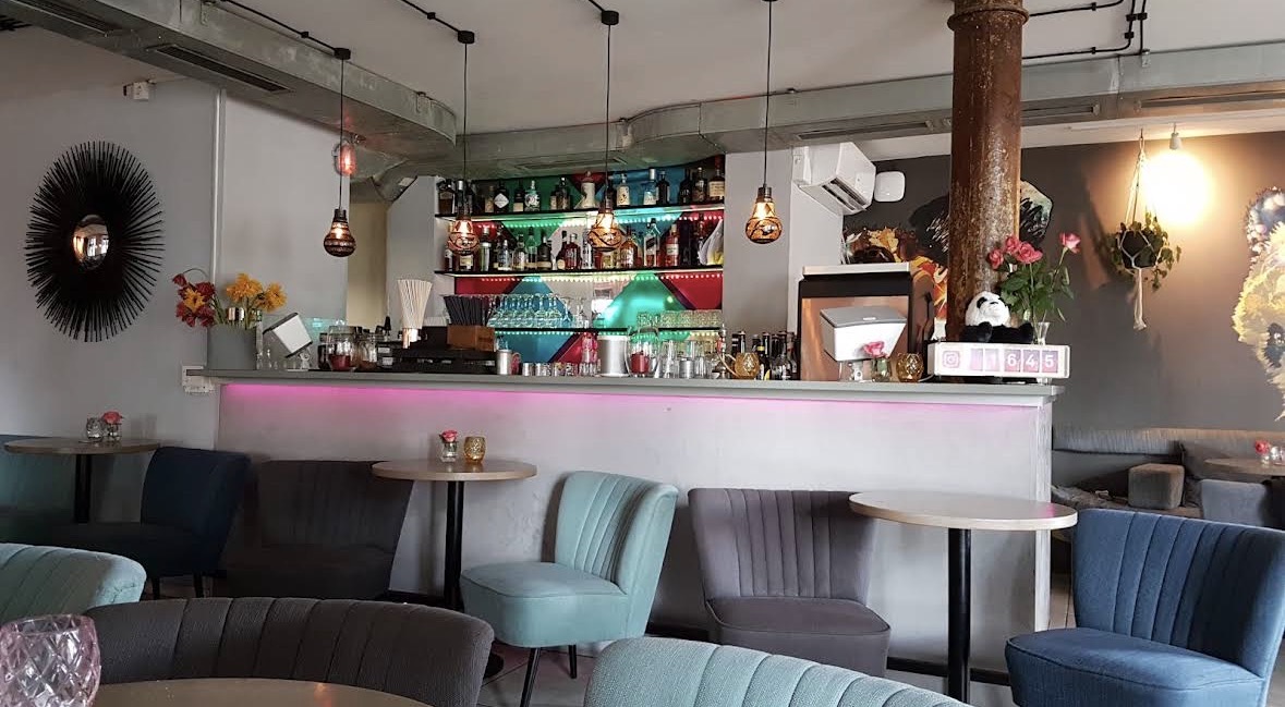 Café Panda Bar bei Nacht