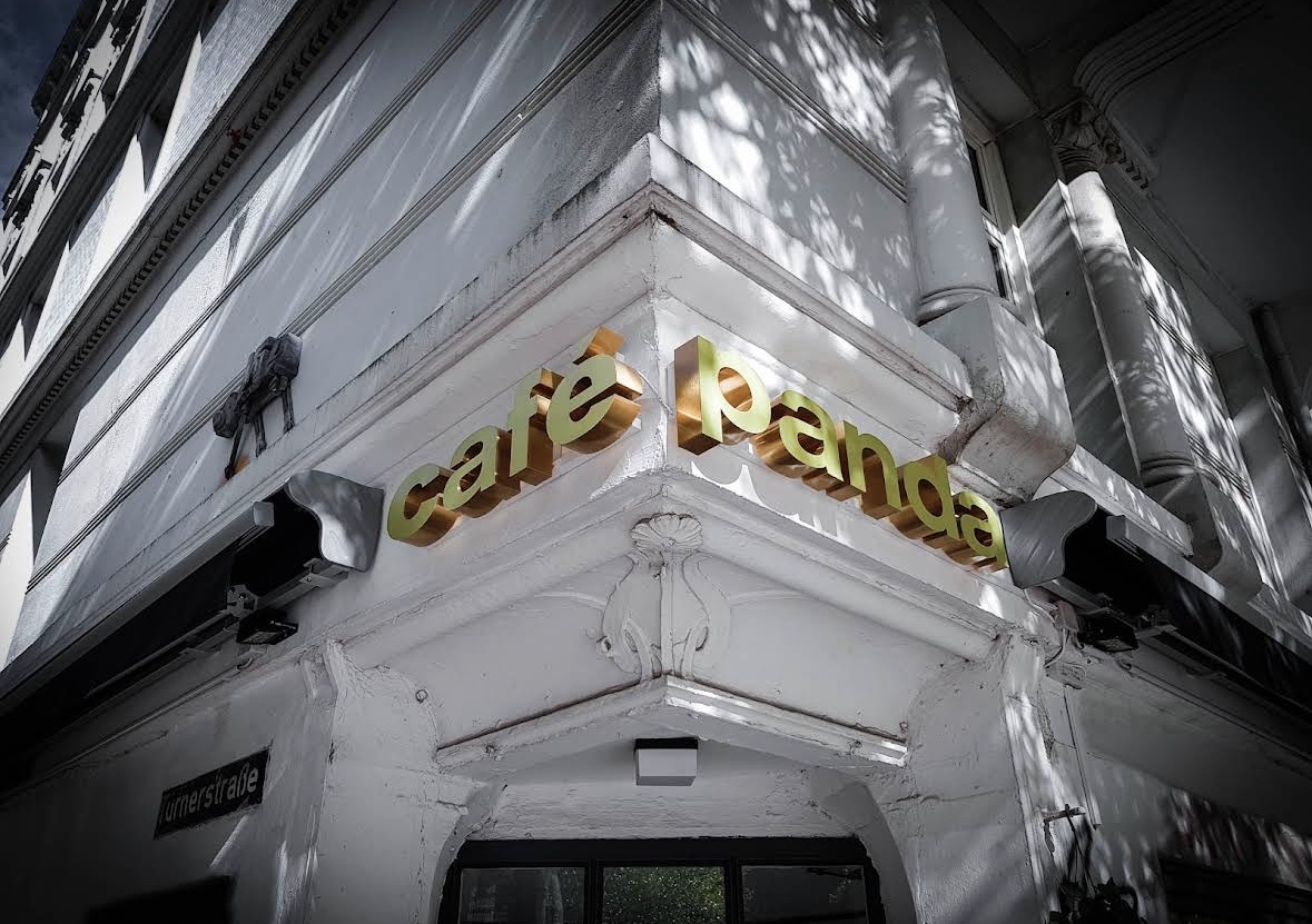 Goldenes Café Panda Schild