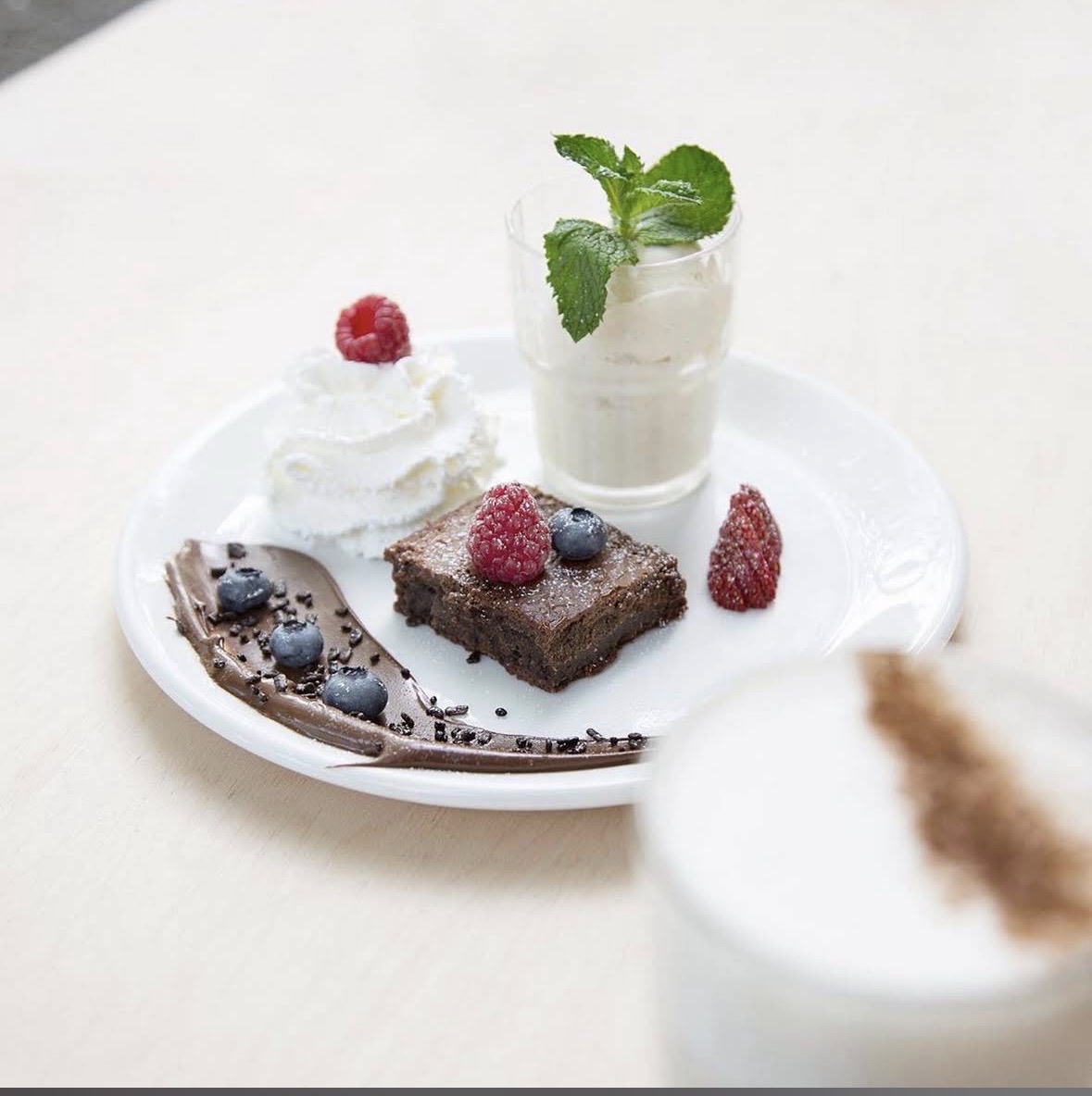 Hot Brownie mit Beeren und Minze